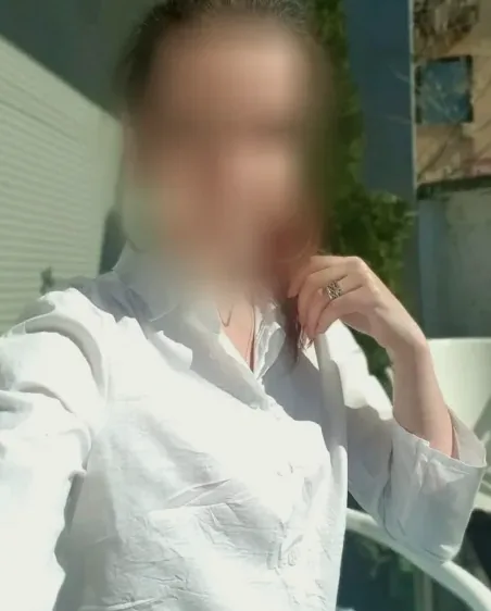 Ella, 32